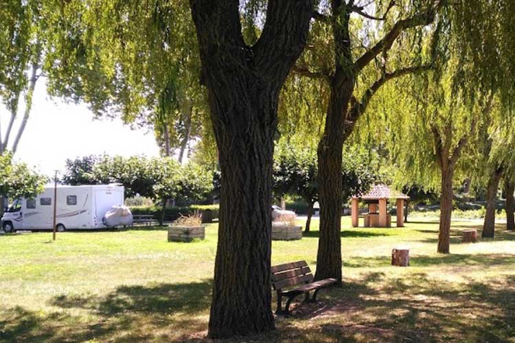 Donzac-aire-camping-cars-reseau-aireservices9